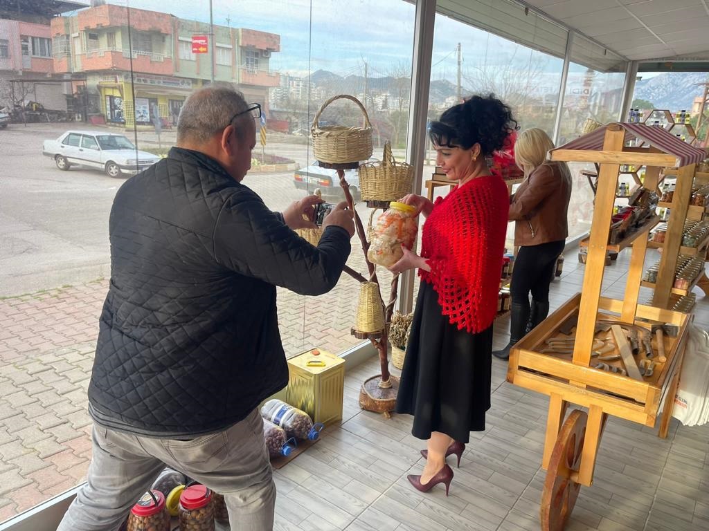 Kozan RADYO SiS'ten Altıntaş Danışmanlık Tarım Gayrimenkul İnşaat Sanayi Ve Ticaret LŞ yönetimini ziyaret ederek çalışmalarını yerinde inceledi.