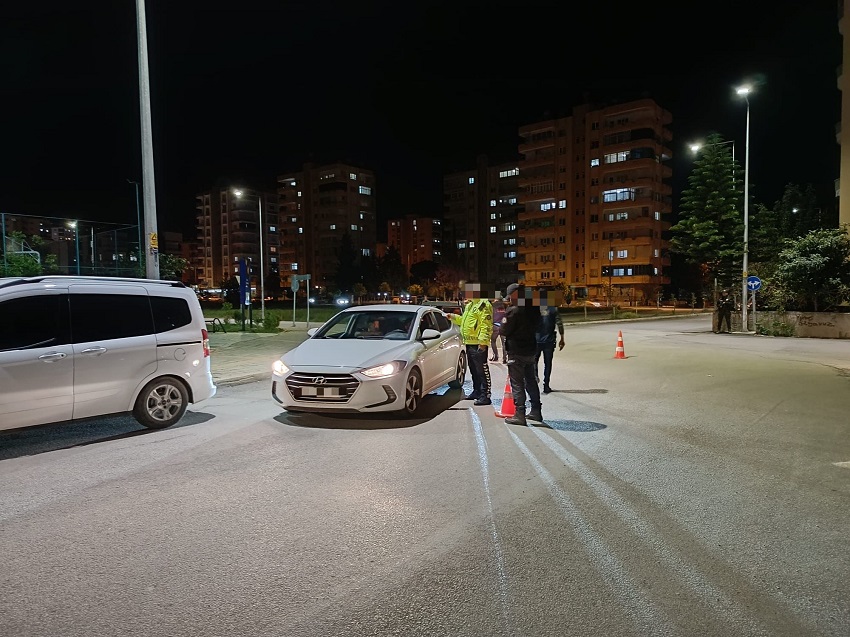 Adana'nın Kozan ilçesinde geçtiğimiz hafta gerçekleştirilen güvenlik uygulamalarında çeşitli suçlara karışan kişi ve araçlara yönelik önemli adımlar atıldı. İlçe Emniyet Müdürlüğü ekipleri tarafından yürütülen çalışmalar kapsamında hem trafik güvenliği sağlandı hem de suç ve suçlularla mücadele kararlılıkla sürdürüldü. Uygulamalarda; 1 adet ruhsatsız av tüfeği ele geçirildi. 1 araca modifiyeden dolayı işlem yapılırken, 20 motosiklet sürücüsüne çeşitli maddelerden idari para cezası uygulandı. 7 araç ve 2 motosiklet trafikten men edildi. 1.91 gram uyuşturucu/uyarıcı madde ele geçirildi. Ayrıca, uyuşturucu ticareti suçundan 8 yıl 4 ay kesinleşmiş hapis cezası bulunan 1 şahıs, emniyet ekiplerinin titiz çalışmaları sonucu yakalandı. Şüpheli, çıkarıldığı adli mercilerce tutuklanarak cezaevine gönderildi. Kozan İlçe Emniyet Müdürlüğü, halkın huzur ve güvenliğini sağlamak amacıyla denetim ve operasyonlarına aralıksız devam edeceğini bildirdi.