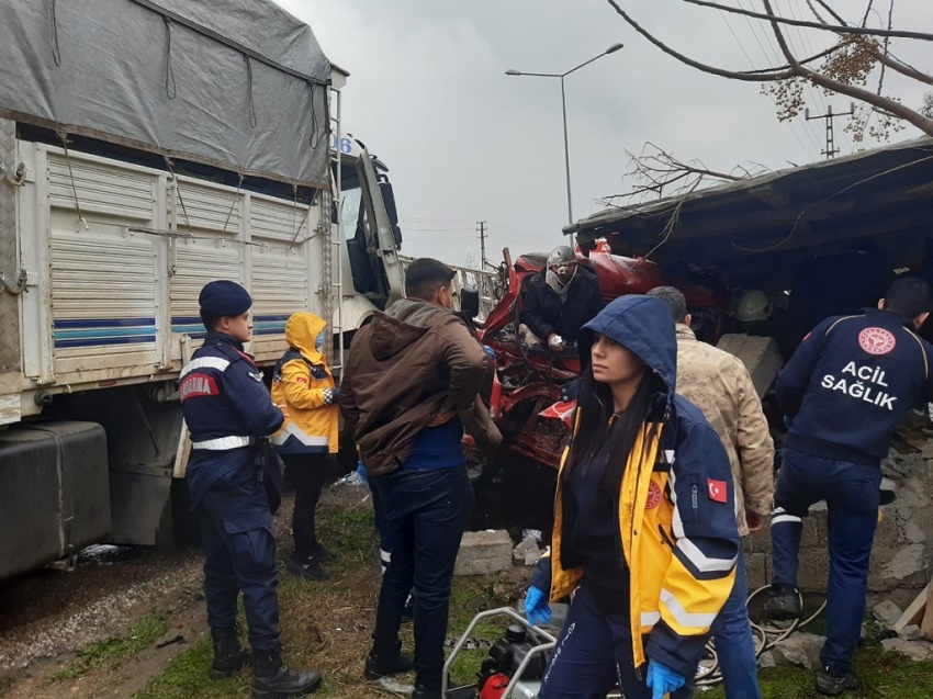 Kozan-Ceyhan Yolunda Trafik Kazası : 2 Yaralı