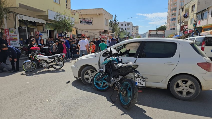 Adana’nın Kozan ilçesinde meydana gelen trafik kazasında 2 kişi yaralandı. Kaza saat 12.00 saatlerinde Saimbeyli Caddesi üzerinde meydana geldi. İddiaya göre Yasin D. Yönetimindeki 01 AHR 754 plakalı motosiklet Ramazan K. Yönetimindeki 34 DF 1333 plakalı otomobile çarptı. Çarpışmanın etkisiyle her iki araç sürücüsü de yaralandı. Haber verilmesi üzerine olay yerine Sağlık ve Polis ekipleri sevk edildi. Yaralılara ilk müdahale sağlık ekipleri tarafından yapılırken yaralılar ambulansla Kozan Devlet Hastanesi’ne kaldırılararak tedavi altına alındı. Yaralıların hayati tehlikesinin bulunmadığı öğrenilirken polis kaza ile ilgili çalışma başlattı.