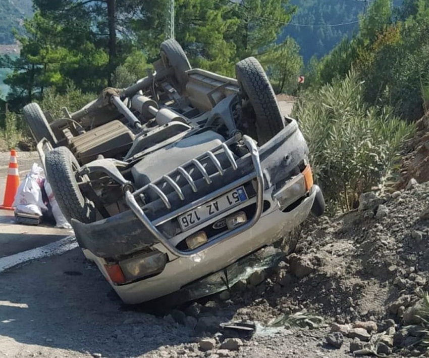 Kozan'da sabah saatlerinde meydana gelen trafik kazasında 4’ü çocuk 6 kişi yaralandı. Kaza Feke Şahmuratlı köyünden Kozan istikametine seyir halinde olan Ali Altuntaş yönetimindeki 51 AZ 126 plakalı özel minibüs Ergenuşağı mahallesi yakınlarında sürücüsünün direksiyon hakimiyetini kaybetmesi sonucunda Minibüs yol kenarında bulunan kayalara çarptı. Çarpmanın etkisiyle araçta bulunan Defne Beyazgül(4), Melisa Beyazgül(9), Rahime Beyazgül (36), Umut Beyazgül (15), Zeynep Altuntaş (10) ve Nur Sema Altuntaş (19) yaralandı. Yaralılara ilk müdahale sağlık ekipleri tarafından yapılırken yaralılar ambulanslarla Kozan Devlet Hastanesi’ne kaldırılırarak tedavi altına alındı. Yaralıların hayati tehlikesinin bulunmadığı öğrenilirken jandarma kaza ile ilgili çalışma başlatt