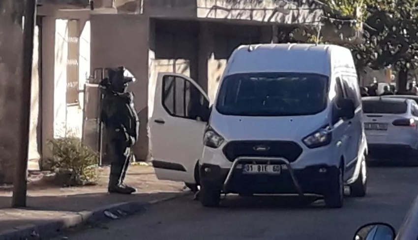 Kozan’da bir kuyumcu dükkanına giren bir kişi, patlayıcı olduğunu iddia ettiği bir düzenek ile soygun girişiminde bulundu.
