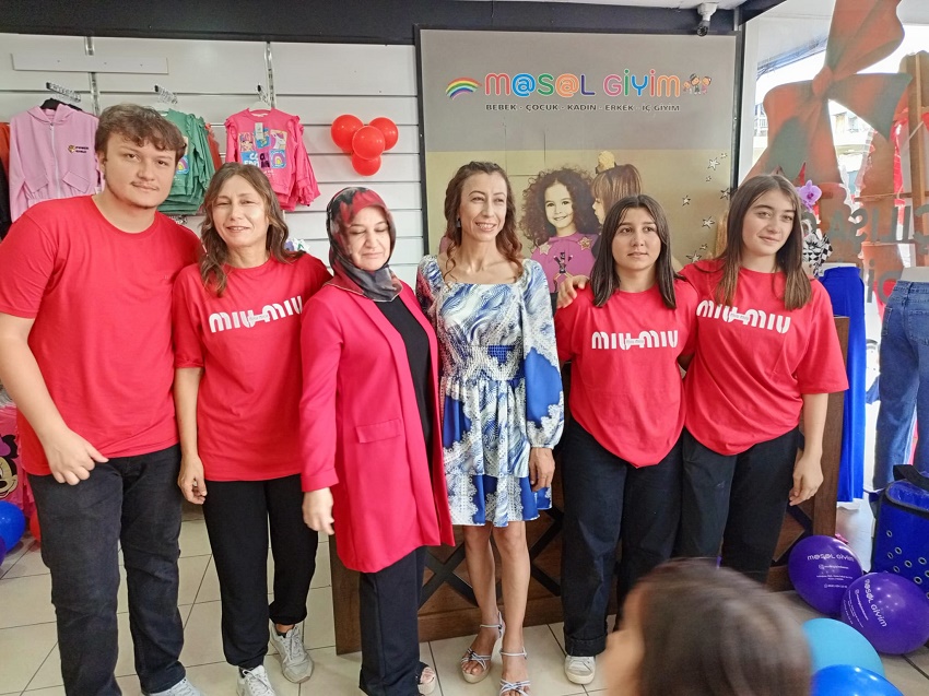 Adana’nın Kozan ilçesinde faaliyet Gösteren ve işletmeciliğini Derya Küpelioğlu’nun yapmış olduğu Masal giyim Mağazası Tufanpaşa Mahallesi Üstün Sokak No:91 de okunan kuran tilaveti ve dualarla Çukurova Spor Mağazaları eski yerinde ve Keklik Çeyiz Dünyası karşısında ,düzenlenen görkemli bir törenle açıldı. Küpelioğlu Ailesi CHP Kozan İlçe Başkanı Nurcan Eroğlu ,Kozan Kunduracılar Esnaf ve Sanatkarlar Odası Başkanı Kadir Kürşat Ocak, ve çok sayıda davetli misafirin katılımı ile gerçekleşen açılışta bir konuşma yapan işletme sahibi Derya Küpelioğlu “Kozan’da giyim sektörüne yeni bir imaj getirmeyi hedeflediklerini, amaçlarının kaliteli giyim ve tekstil ürünlerini en uygun fiyata Kozanlı hemşehrilerine sunmaya yeni yerinde devam edeceğini belirtti. Küpelioğlu konuşmalarının sonunda Masal giyim Mağazası olarak son moda ve marka kaliteli ürünleri olan Bay, Bayan, Çocuk Giyim, , İç Giyim ve Genç Giyim olmak üzere mağazalarındaki çeşitlerin oldukça fazla olduğunu ve tüm hemşehrilerini işletmelerine beklediklerini ve bugünkü açılışlarına katılan tüm hemşehrilerine canı gönülden teşekkür ettiklerini sözlerine ekledi. Yapılan konuşmaların ardından Masal giyim Mağazasının açılışı gerçekleşti. Açılış sonrası işletme sahibi Derya Küpelioğlu açılışa katılan davetli misafirlere işletmeyi gezdirerek ürünler ve vermiş oldukları hizmetler hakkında bilgi verdi. Masal giyim Mağazasına kozansondakika olarak başarılar diliyoruz.