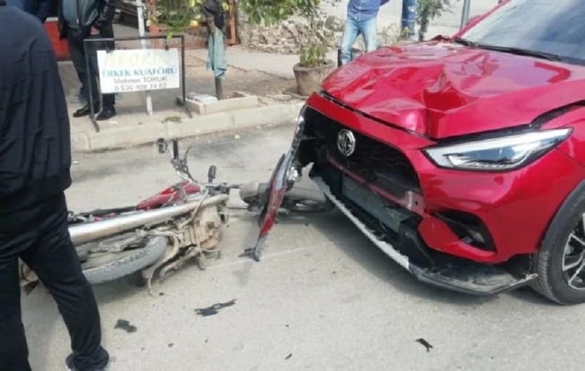 Otomobil ile Motosiklet Çarpıştı 2 Yaralı