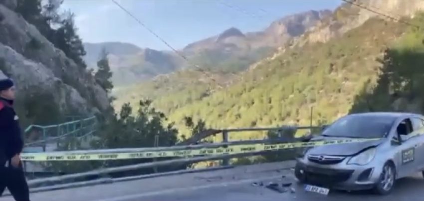KOZAN BARAJ KÖPRÜSÜ ÜZERİNDE FECİ KAZA Kozan Barajı köprüsü üzerinde otomobil ile motosikletin çarpışması sonucu meydana gelen kazada Kerim Efe Atlı hayatını kaybetti, bir kişi ise yaralandı. Edinilen bilgiye göre; feci kaza bugün öğleden sonra Kozan Barajı köprüsü girişinde meydana geldi. Mustafa B. yönetimindeki 33 APA 047 plakalı otomobil ile Yasir Gürbüz ün kullandığı 01 AZD 912 plakalı motosiklet kural ihlali nedeniyle çarpıştı. Çarpışmanın etkisiyle motosiklet sürücüsü Yasir Gürbüz yaralanırken, motosikletin arkasında yolcu konumunda bulunan 16 yaşındaki Kerim Efe Atlı korkuluklardan aşağıya düşerek hayatını kaybetti. Yaralı sürücü Yasir Gürbüz ise Kozan Devlet Hastanesi Acil Servisi’ne sevk edildi. Kazayla ilgili soruşturma başlatıldı.