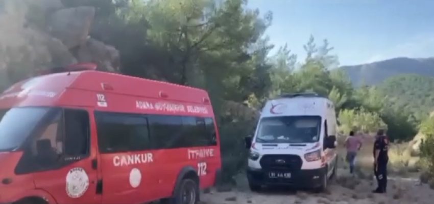 KOZAN BARAJ KÖPRÜSÜ ÜZERİNDE FECİ KAZA Kozan Barajı köprüsü üzerinde otomobil ile motosikletin çarpışması sonucu meydana gelen kazada Kerim Efe Atlı hayatını kaybetti, bir kişi ise yaralandı. Edinilen bilgiye göre; feci kaza bugün öğleden sonra Kozan Barajı köprüsü girişinde meydana geldi. Mustafa B. yönetimindeki 33 APA 047 plakalı otomobil ile Yasir Gürbüz ün kullandığı 01 AZD 912 plakalı motosiklet kural ihlali nedeniyle çarpıştı. Çarpışmanın etkisiyle motosiklet sürücüsü Yasir Gürbüz yaralanırken, motosikletin arkasında yolcu konumunda bulunan 16 yaşındaki Kerim Efe Atlı korkuluklardan aşağıya düşerek hayatını kaybetti. Yaralı sürücü Yasir Gürbüz ise Kozan Devlet Hastanesi Acil Servisi’ne sevk edildi. Kazayla ilgili soruşturma başlatıldı.