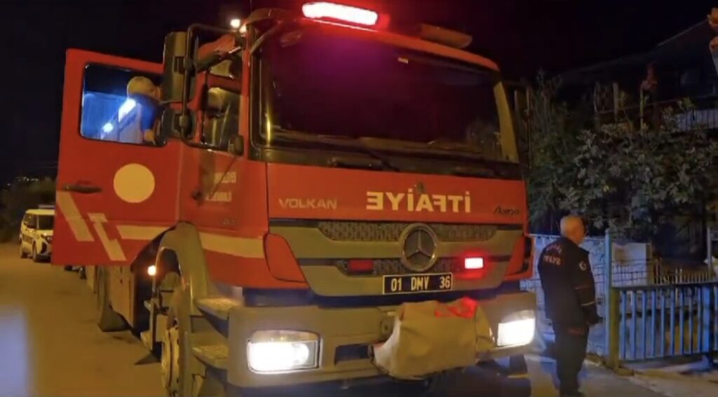Kozan'da elektrikli sobadan kaynaklı ev yangını meydana geldi. Olay Merkez Bağlar Mahallesi Kanal Sokak üzerinde bulunan Dursun Y. Ait iki katlı evin altında bulunan oğlu Ersin Y. 'nin kaldığı katta 21.15 saatlerinde televizyonun patlaması sonucunda yangın çıktı. Haber verilmesi üzerine Adana Büyükşehir Belediyesi İtfaiye ekipleri sevk edildi. İtfaiye ekipleri tarafından yapılan müdahaleler sonucunda yangın kontrol altına alınarak söndürüldü. Yangına müdahale eden ikamet sahibi Ersin Y. (34) Dumandan etkilendi. Dumandan etkilenen Ersin Y. Ambulansla Kozan Devlet Hastanesi'ne kaldırılarak tedavi altına alındı. Dumandan etkilenen vatandaşın durumunun iyi olduğu öğrenilirken yangının çıkış sebebinin televizyon altında bulunan elektrikli sobanın ısıtması sonrası televizyonun patlamasından kaynaklandığı belirlendi.