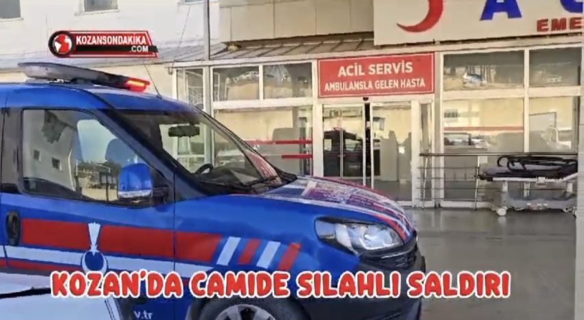 Kozan’da Camide Silahlı Saldırı Adana'nın Kozan ilçesine bağlı Hamam mahallesine bağlı Tılan mevkiinde mahalleye verilen sulama suyu için camiiden anons yaptırmaya giden B.B.ye daha önceden kavgalı olan A.Ç. isimli şahıs tüfekle ateş etti. B.B. sırtına isabet eden saçmalarla yaralandı. Çevredeki vatandaşlar durumu acil çağrı merkezine bildirdi. Olay yerine Jandarma ekipleri sevk edildi. Yaralı özel bir araçla Kozan Devlet Hastanesi'ne kaldırılırarak tedavi altına alınırken, A.Ç.'nin tüfeğiyle çıkan saçma babası M.Ç.ye de isabet etti. Yaralıların hayati tehlikesinin bulunmadığı öğrenilirken Jandarma olayla ilgili inceleme başlattı.