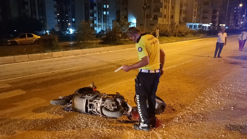Kozan'da Otomobil Motosiklete Çarptı 1 Yaralı