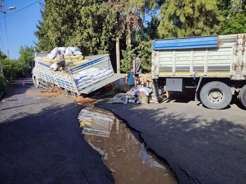 Su Patlağından Dolayı Çöken Yola Kamyon Saplandı