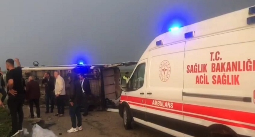 Kozan'da Şehirler Arası Minibüs Devrildi 1'i Ağır 5 Yaralı