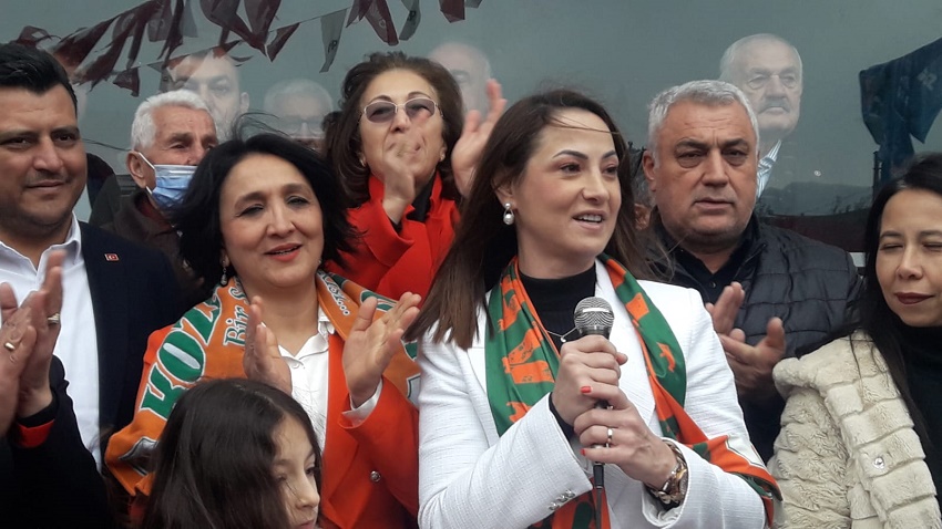 Kozan'ın İlk Kadın Belediye Başkan Adayı Halkla Buluştu