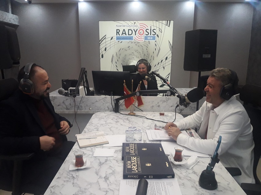 Yeniden Refah Partisi Belediye Başkan Adayı olarak sahaya çıkan, Harun Abdullah Baysal, Çukurova’nın sesi Radyo Sis’te... Moderatörlüğünü programcı DJ Selma’nın yaptığı ve Gazeteci Yalçın Kara’nın konuğu olan Baysal , Radyo Sis’te dinleyiciler ile buluştu. Baysal konuşmasında ,toplumun desteği ve inancıyla aday olduğunu ifade etti. Kozan’ı medeniyetler şehri seviyesine taşımayı hedeflediğini söyledi. Kozan’ın geçmişten bugüne yaşadığı değişimi gözlemlediğini ve bu değişimi durdurup, Kozan’ı ileri taşımayı amaçladığını belirtti. Baysal, şehrin üretim, eğitim ve birlik beraberlikte ön planda olduğu bir şehir olması için çaba harcayacağını ve Yeniden Refah Partisinin belediyecilik anlayışını Kozan’a taşıyacağını dile getirdi. Harun Abdullah Baysal ve Gazeteci Yalçın Kara Programı sonlandırırken tüm dinleyiciye teşekkür ettiler. Radyo Sis Olarak çıkmış olduğu bu yolda başarılar dileriz.