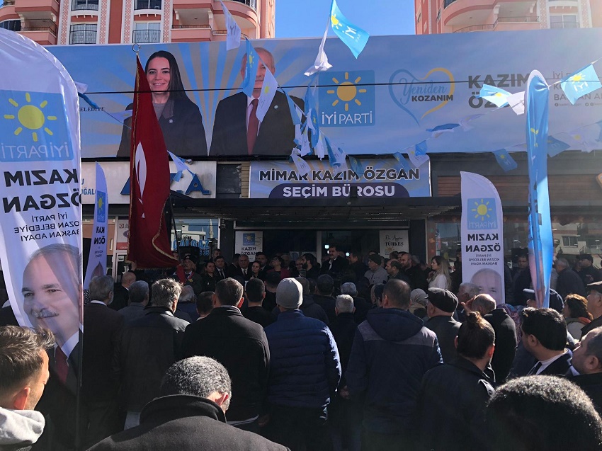 İyi Parti Kozan Belediye Başkan Adayı ve mevcut Belediye Başkanı Mimar Kazım Özgan, 31 Mart yerel seçimleri için hazırlıklarını sürdürüyor.

Kozan Belediye Başkanı Kazım Özgan, seçim çalışmalarına katkı sağlamak amacıyla seçim irtibat bürosunun açılışını gerçekleştirdi. Açılış törenine İyi Parti Adana Milletvekili ve Adana Büyükşehir Belediye Başkan Adayı Ayyüce Türkeş, il ve ilçe başkanları, parti üyeleri ve Kozanlılar yoğun ilgi gösterdi.
Kazım Özgan, törende yaptığı konuşmada geçmiş dönemde Kozan'a kazandırdığı önemli eserleri vurgulayarak, millet bahçesi, açık hava düğün salonu ve Muhsin Yazıcıoğlu Parkı gibi projelerle ilçeye değer kattığını ayrıca, köylerde kadınların ürettiği yerel ürünleri pazarlama projelerini hayata geçirmeyi planladığını dile getirdi.
Açılışta dikkat çeken açıklama ise HDP ile asla bir ittifakları olmayacağı yönündeydi. Ayrıca, Ankara'da Meral Akşener'den Kozan için büyük destek aldıklarını ifade eden Özgan, 31 Mart'ta Kozan'da zafer kazanacakları inancını vurguladı.
Adana Büyükşehir Belediye bAşkan Adayı Ayyüce Türkeş’de konuşmasında Adana'nın sorunlarına çözüm getirmek istediğini , tüm ilçelerde belediyeleri kazanmak için çalıştıklarını ve Kazım Özgan ile birlikte 31 Mart'ta Kozan'da zafer kazanacaklarına olan inançlarını söyledi.
Törenin ardından seçim irtibat bürosu resmi olarak hizmete girdi. Büro, Kozanlıların Kazım Özgan ile iletişim kurabilecekleri ve seçim çalışmaları hakkında bilgi alabilecekleri bir merkez olacak.