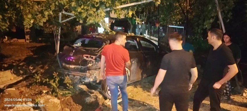 Kozan'da Park Halindeki Otomobile Çarpan Araçtaki İki Kişi Yaralandı