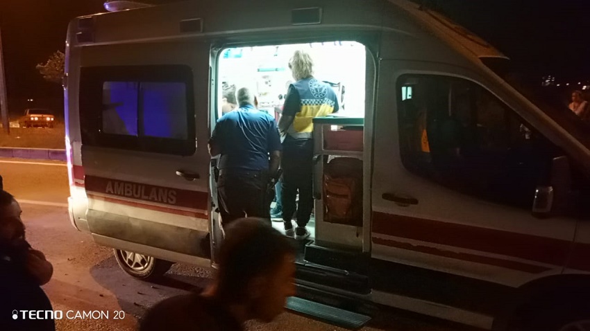 Kozan'da Park Halindeki Otomobile Çarpan Araçtaki İki Kişi Yaralandı