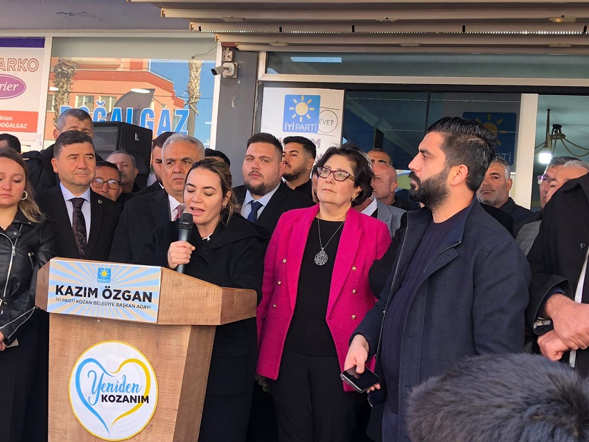 İyi Parti Kozan Belediye Başkan Adayı ve mevcut Belediye Başkanı Mimar Kazım Özgan, 31 Mart yerel seçimleri için hazırlıklarını sürdürüyor.

Kozan Belediye Başkanı Kazım Özgan, seçim çalışmalarına katkı sağlamak amacıyla seçim irtibat bürosunun açılışını gerçekleştirdi. Açılış törenine İyi Parti Adana Milletvekili ve Adana Büyükşehir Belediye Başkan Adayı Ayyüce Türkeş, il ve ilçe başkanları, parti üyeleri ve Kozanlılar yoğun ilgi gösterdi.
Kazım Özgan, törende yaptığı konuşmada geçmiş dönemde Kozan'a kazandırdığı önemli eserleri vurgulayarak, millet bahçesi, açık hava düğün salonu ve Muhsin Yazıcıoğlu Parkı gibi projelerle ilçeye değer kattığını ayrıca, köylerde kadınların ürettiği yerel ürünleri pazarlama projelerini hayata geçirmeyi planladığını dile getirdi.
Açılışta dikkat çeken açıklama ise HDP ile asla bir ittifakları olmayacağı yönündeydi. Ayrıca, Ankara'da Meral Akşener'den Kozan için büyük destek aldıklarını ifade eden Özgan, 31 Mart'ta Kozan'da zafer kazanacakları inancını vurguladı.
Adana Büyükşehir Belediye bAşkan Adayı Ayyüce Türkeş’de konuşmasında Adana'nın sorunlarına çözüm getirmek istediğini , tüm ilçelerde belediyeleri kazanmak için çalıştıklarını ve Kazım Özgan ile birlikte 31 Mart'ta Kozan'da zafer kazanacaklarına olan inançlarını söyledi.
Törenin ardından seçim irtibat bürosu resmi olarak hizmete girdi. Büro, Kozanlıların Kazım Özgan ile iletişim kurabilecekleri ve seçim çalışmaları hakkında bilgi alabilecekleri bir merkez olacak.
