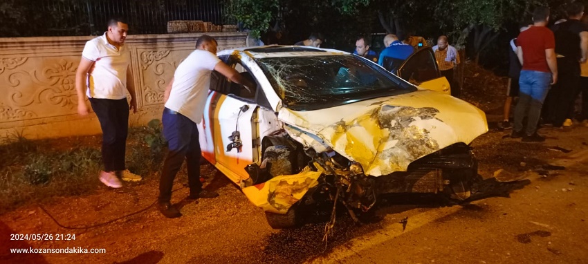 Kozan'da Park Halindeki Otomobile Çarpan Araçtaki İki Kişi Yaralandı