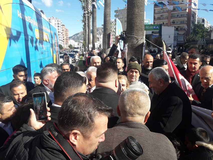 İyi Parti Kozan Belediye Başkan Adayı ve mevcut Belediye Başkanı Mimar Kazım Özgan, 31 Mart yerel seçimleri için hazırlıklarını sürdürüyor.

Kozan Belediye Başkanı Kazım Özgan, seçim çalışmalarına katkı sağlamak amacıyla seçim irtibat bürosunun açılışını gerçekleştirdi. Açılış törenine İyi Parti Adana Milletvekili ve Adana Büyükşehir Belediye Başkan Adayı Ayyüce Türkeş, il ve ilçe başkanları, parti üyeleri ve Kozanlılar yoğun ilgi gösterdi.
Kazım Özgan, törende yaptığı konuşmada geçmiş dönemde Kozan'a kazandırdığı önemli eserleri vurgulayarak, millet bahçesi, açık hava düğün salonu ve Muhsin Yazıcıoğlu Parkı gibi projelerle ilçeye değer kattığını ayrıca, köylerde kadınların ürettiği yerel ürünleri pazarlama projelerini hayata geçirmeyi planladığını dile getirdi.
Açılışta dikkat çeken açıklama ise HDP ile asla bir ittifakları olmayacağı yönündeydi. Ayrıca, Ankara'da Meral Akşener'den Kozan için büyük destek aldıklarını ifade eden Özgan, 31 Mart'ta Kozan'da zafer kazanacakları inancını vurguladı.
Adana Büyükşehir Belediye bAşkan Adayı Ayyüce Türkeş’de konuşmasında Adana'nın sorunlarına çözüm getirmek istediğini , tüm ilçelerde belediyeleri kazanmak için çalıştıklarını ve Kazım Özgan ile birlikte 31 Mart'ta Kozan'da zafer kazanacaklarına olan inançlarını söyledi.
Törenin ardından seçim irtibat bürosu resmi olarak hizmete girdi. Büro, Kozanlıların Kazım Özgan ile iletişim kurabilecekleri ve seçim çalışmaları hakkında bilgi alabilecekleri bir merkez olacak.