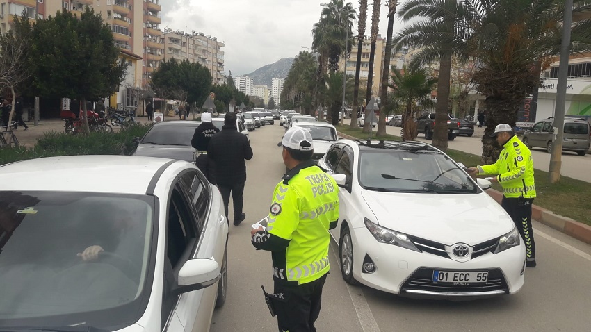 Sürücüler Emniyet Kemeri ve Kurallara Uyma Konusunda Bilgilendirildi