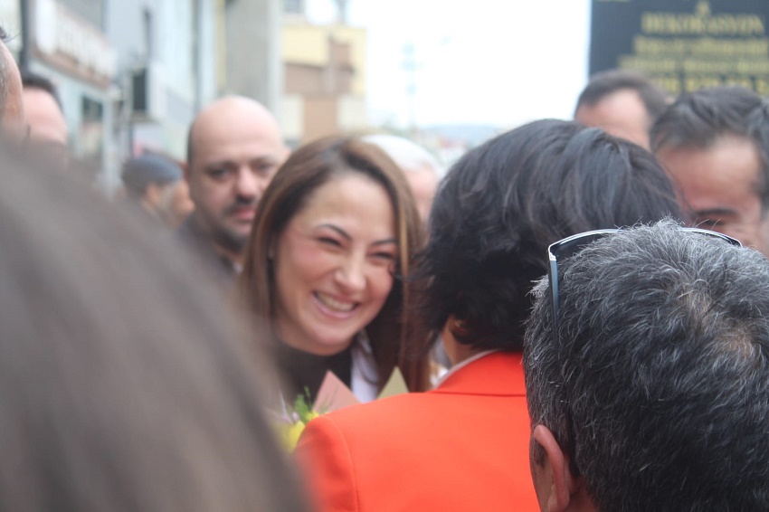 Kozan'ın İlk Kadın Belediye Başkan Adayı Halkla Buluştu