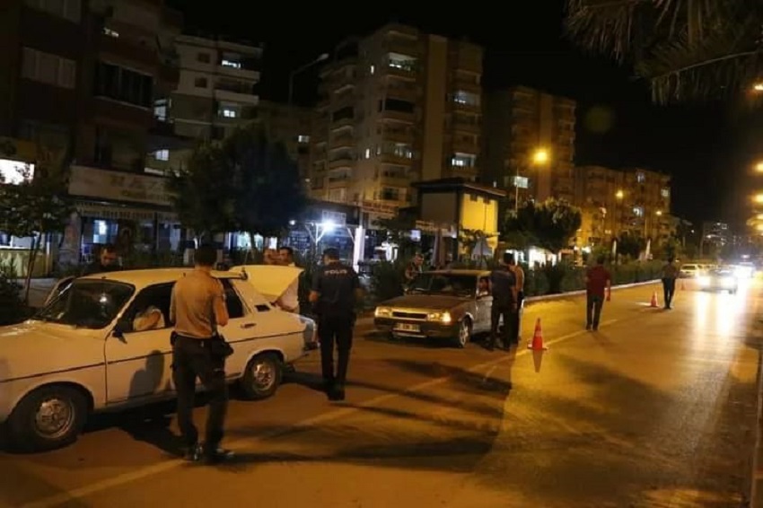 Kozan ilçe emniyet müdürlüğü ekiplerince İlçenin 9 ayrı noktasında yapılan uygulamada; İlçe genelinde 67 işyeri – Park Bahçe ve otogarda 1132 şahsın GBT’si sorgulandı.     Toplamda sorgulanan 245 araçtan 16 tanesine çeşitli maddelerden 39 Bin 576 lira cezai işlem uygulanırken 7 araç trafikten men edildi.  Yapılan aramalarda 4.51 gr esrar maddesi yakalandı, 4 işyerine işlem yapıldı.